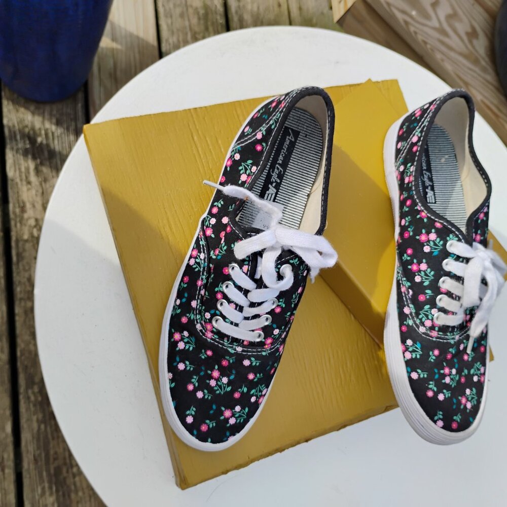 American Eagle Floral Canvas Sneakers – Size 9